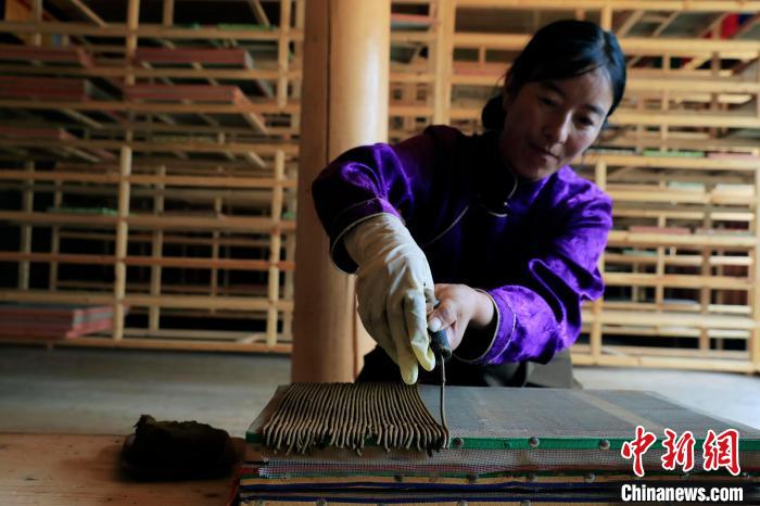 擠壓成香。　王磊 攝