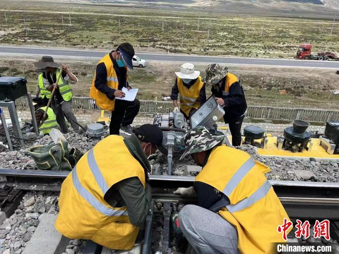 圖為青藏鐵路基礎(chǔ)設(shè)施“升級(jí)換代”施工現(xiàn)場(chǎng)?！‖F(xiàn)場(chǎng)作業(yè)人員供圖