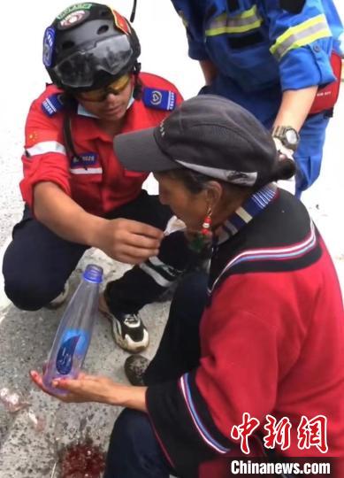 筠連筠愛(ài)青年應(yīng)急救援隊(duì)救援人員正在為傷員傷口清理?！∈茉L者供圖