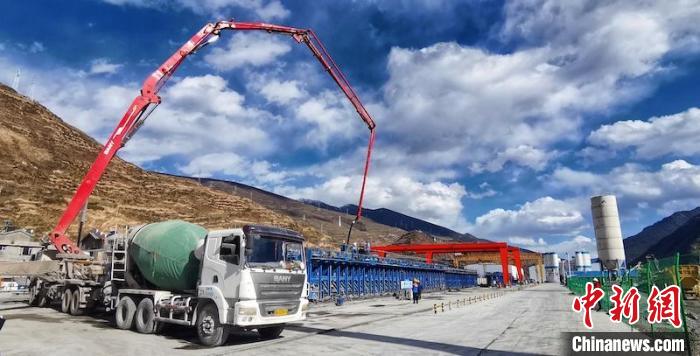 T梁發(fā)運(yùn)現(xiàn)場(chǎng)。　中鐵八局 供圖