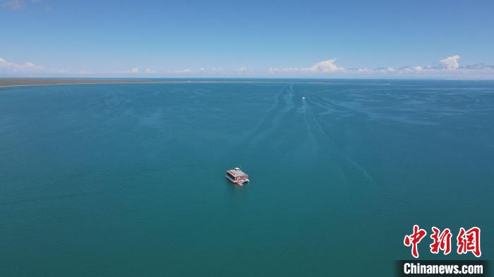 圖為航拍夏日青海湖?！±罱瓕?攝