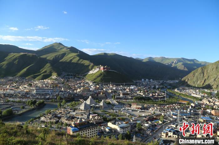 圖為航拍玉樹市?！∮駱涫形麄鞑抗﹫D