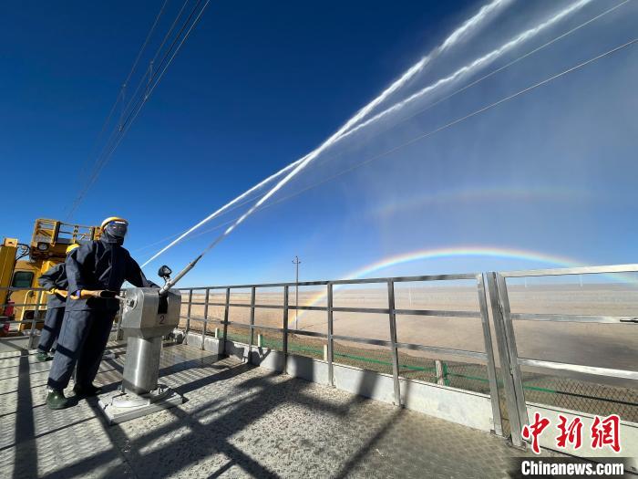 圖為水炮手在操作高壓水炮?！「邌⒑?攝