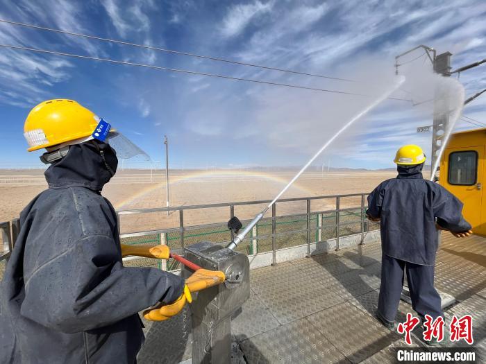 圖為水炮手操作高壓水槍對絕緣子進(jìn)行清洗?！「邌⒑?攝