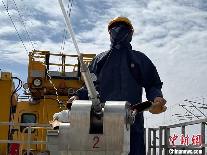 圖為水炮手操作高壓水炮進(jìn)行作業(yè)?！「邌⒑?攝