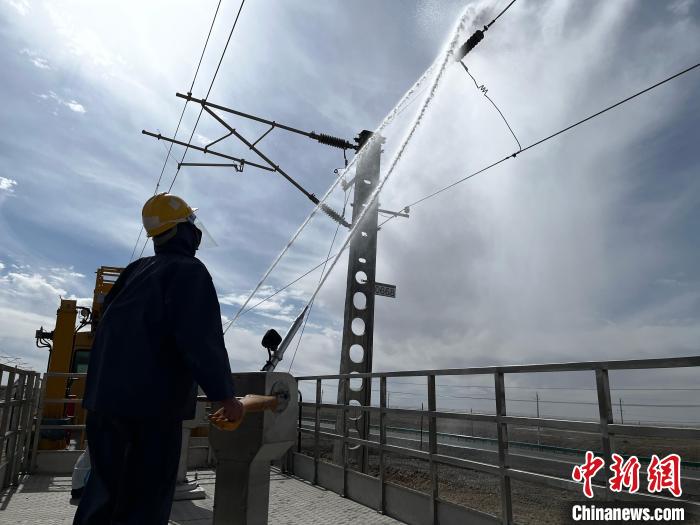 圖為高壓水槍的水柱沖洗絕緣子串?！「邌⒑?攝