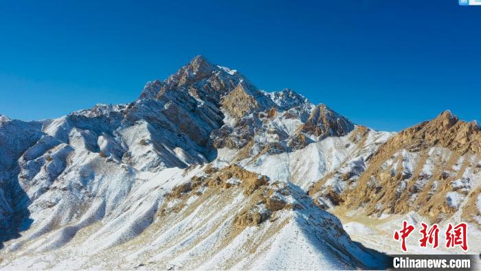 圖為山川被白雪覆蓋，與藍(lán)天相互呼映?！《继m縣融媒體中心供圖