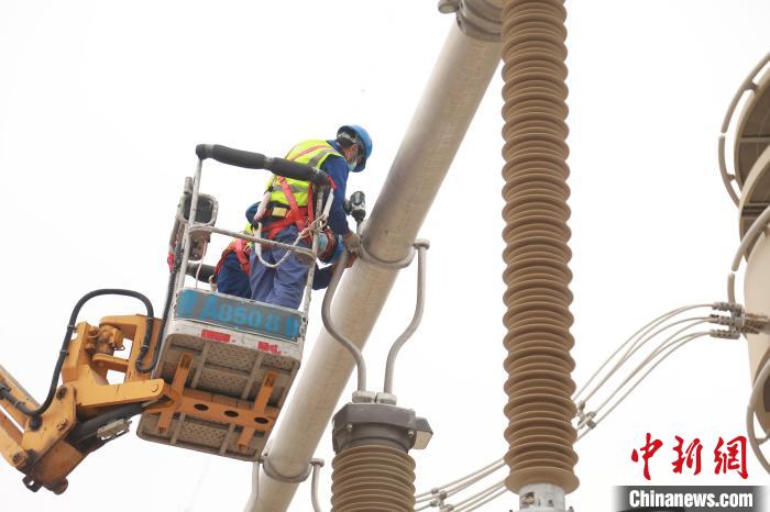 圖為國(guó)網(wǎng)青海超高壓公司變電檢修人員正在開展設(shè)備檢修工作?！≈煲闳?攝