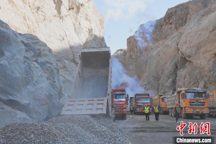 圖為大壩填筑現(xiàn)場?！∷娝木止﹫D