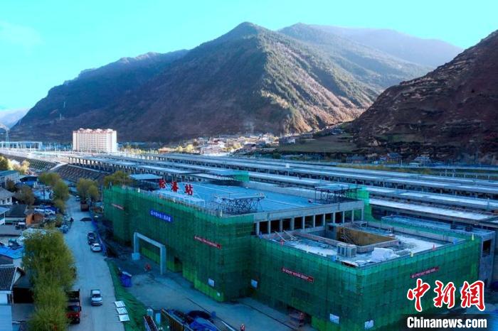 正在建設(shè)中的成蘭鐵路松潘站?！⒅铱?攝