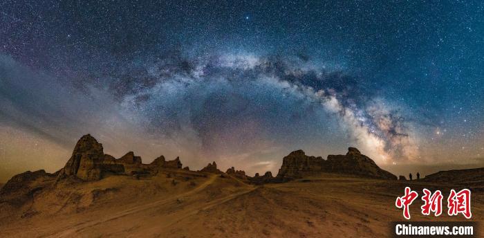資料圖為冷湖賽什騰山天文臺址的星空。　冷湖工業(yè)園區(qū)供圖