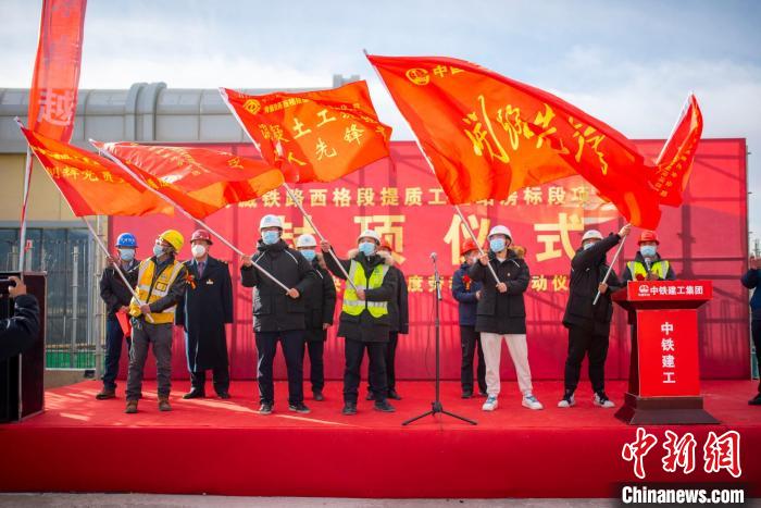 圖為封頂儀式現(xiàn)場?！『茽柾?攝