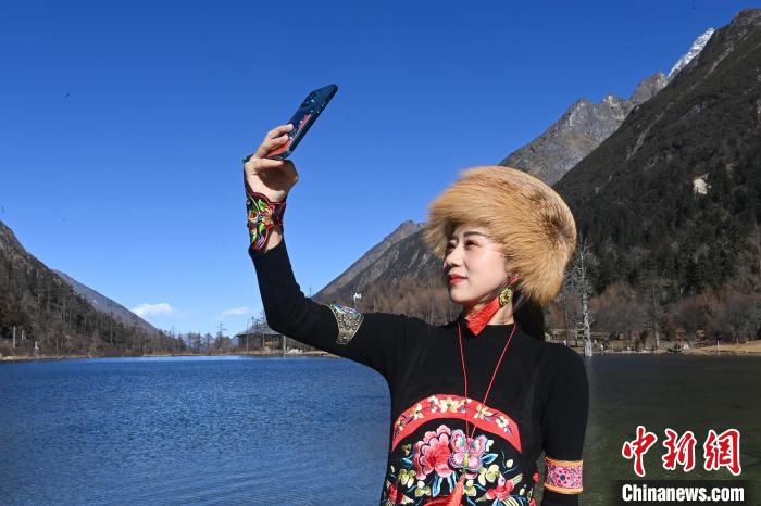 游人在畢棚溝景區(qū)拍照留念。　安源 攝