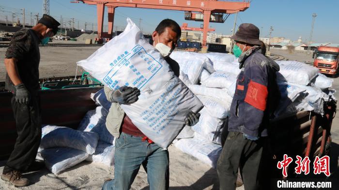 圖為裝卸人員將食鹽從汽車倒裝到火車上?！±钌?攝