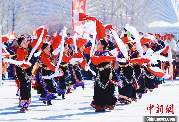 圖為玉樹(shù)群眾在廣場(chǎng)內(nèi)載歌載舞。　馬銘言 攝