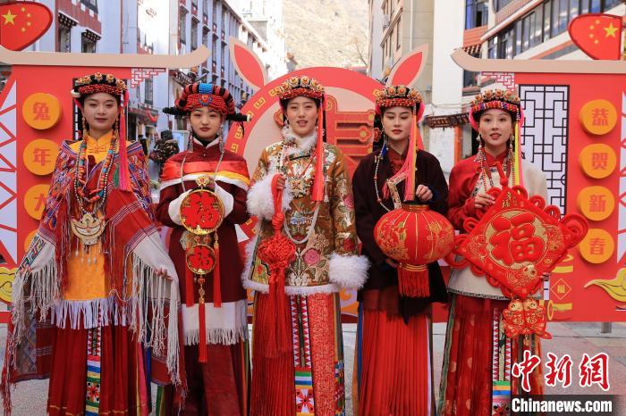 丹巴美女送祝福，迎新年?！±钣腊?攝