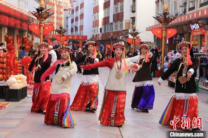 丹巴女孩在街頭跳起歡快歌舞迎接新年到來。　吉靜 攝