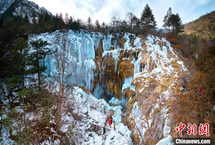 晶瑩剔透的冰瀑仿佛是大自然用冰藍(lán)色繪制出的壯觀畫卷。　胡宇 攝