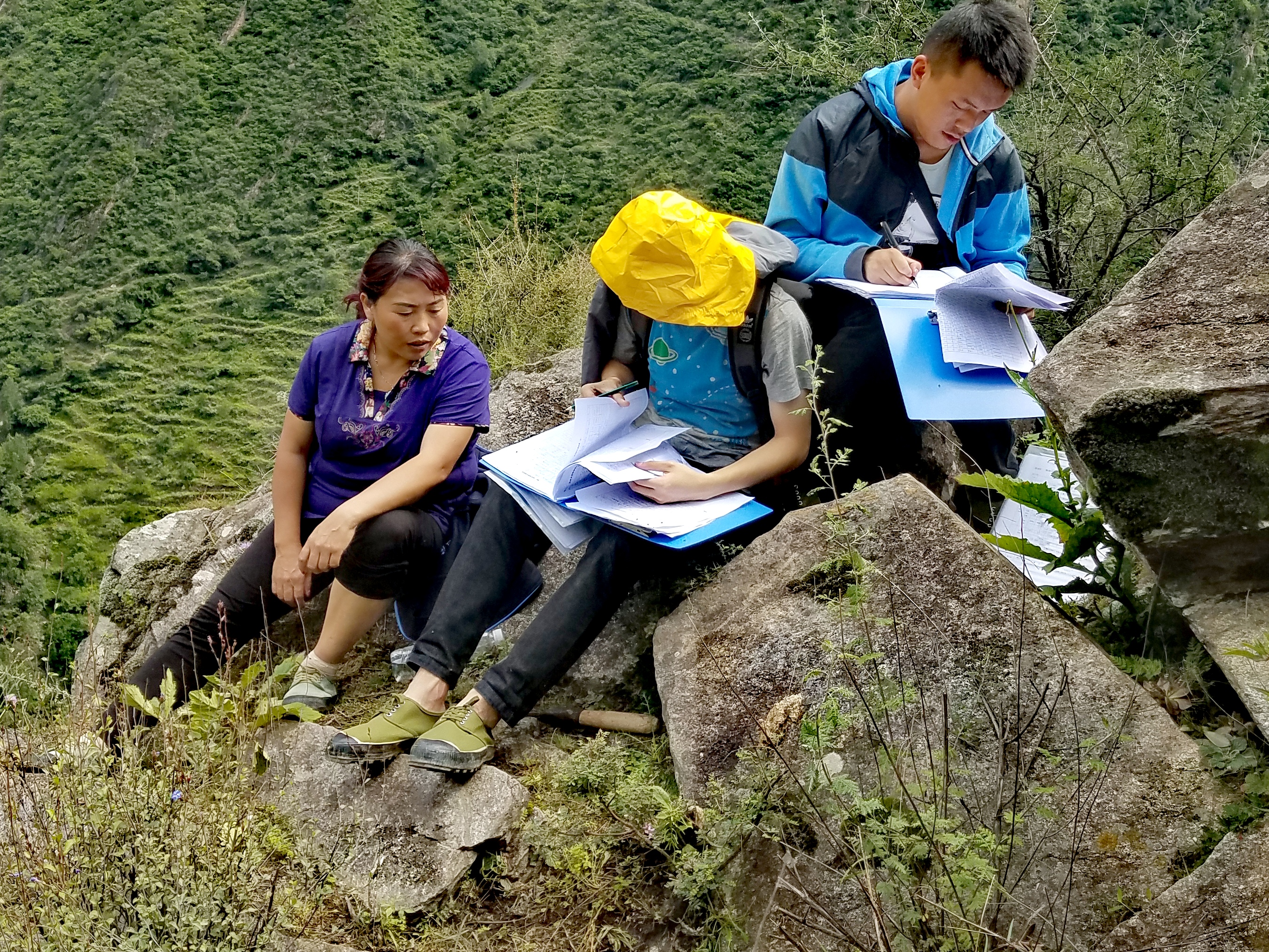 　2022年，余德春(左)協(xié)助排查震后地質(zhì)災(zāi)害隱患點(diǎn)。(圖為余德春提供)