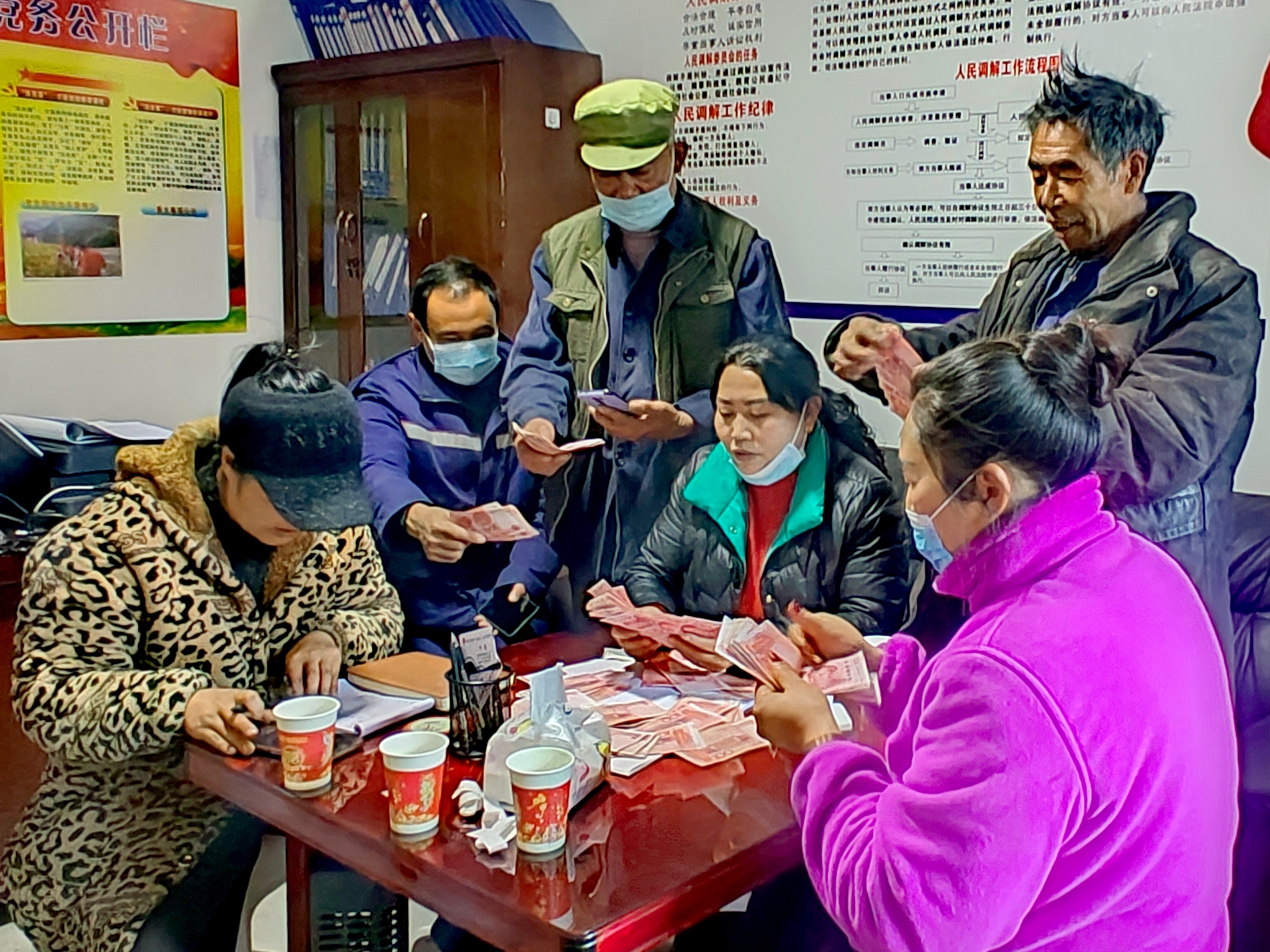 2022年，余德春給村民分紅。(圖為余德春提供)