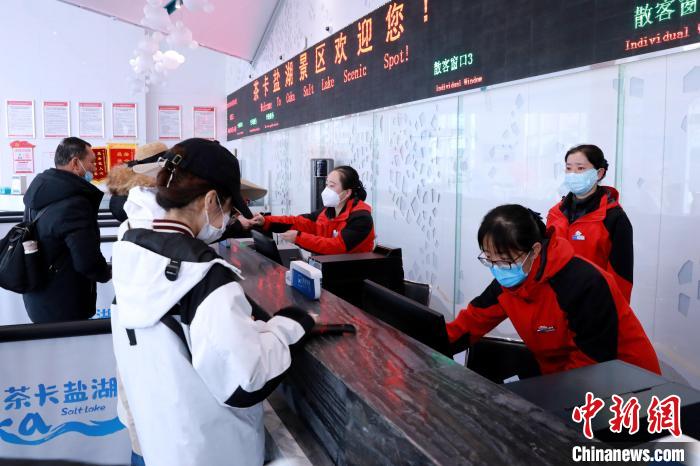 圖為茶卡鹽湖景區(qū)開園迎客?！⊥跎鷺s 攝