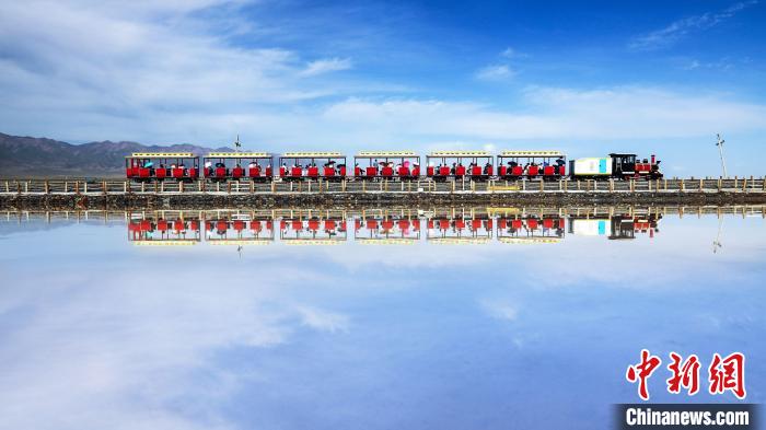 圖為茶卡鹽湖上的小火車。(資料圖) 王生榮 攝