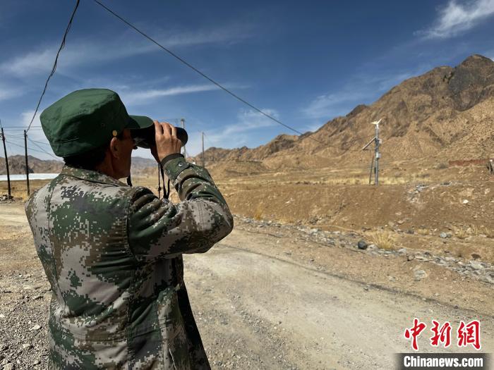 圖為文物保護(hù)員費(fèi)生平正在巡查?！±铍h 攝