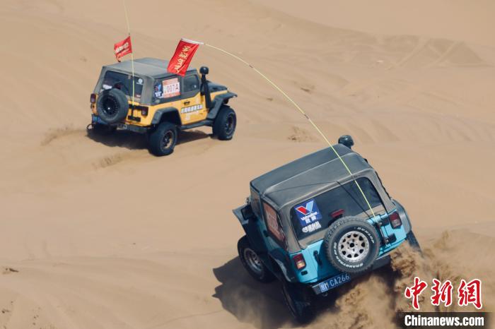 圖為高原沙漠機(jī)車越野挑戰(zhàn)賽現(xiàn)場。　貴南縣委宣傳部供圖