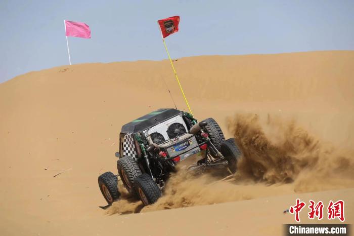 圖為高原沙漠機(jī)車越野挑戰(zhàn)賽現(xiàn)場?！≠F南縣委宣傳部供圖