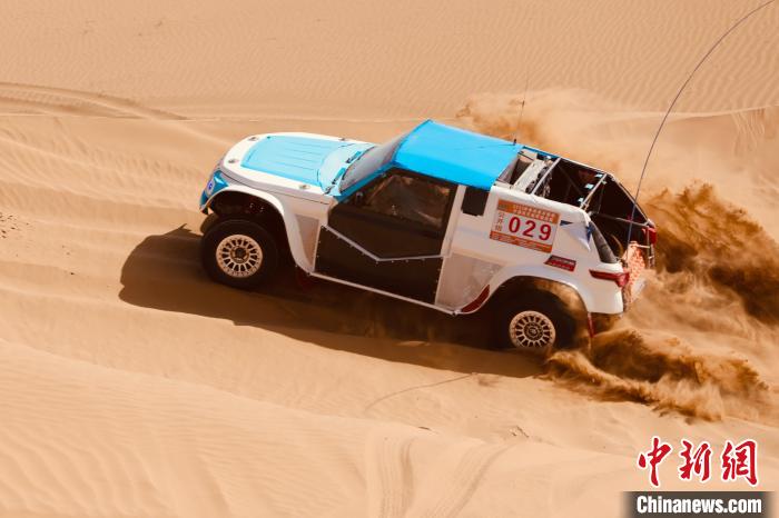 圖為高原沙漠機(jī)車越野挑戰(zhàn)賽現(xiàn)場?！≠F南縣委宣傳部供圖