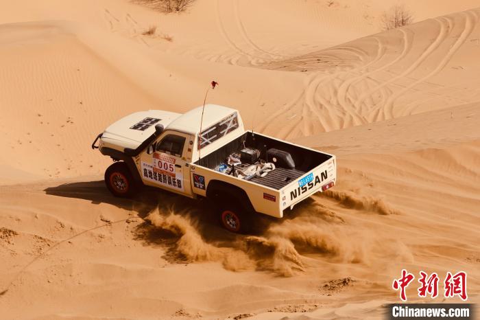 圖為高原沙漠機(jī)車越野挑戰(zhàn)賽現(xiàn)場?！≠F南縣委宣傳部供圖