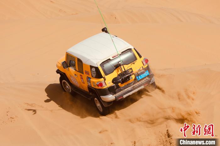 圖為高原沙漠機(jī)車越野挑戰(zhàn)賽現(xiàn)場?！≠F南縣委宣傳部供圖