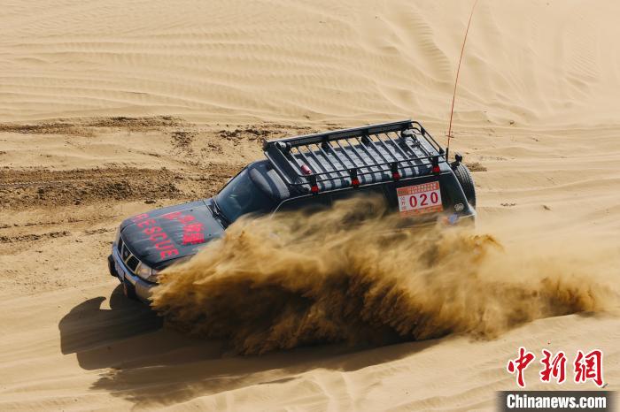 圖為高原沙漠機(jī)車越野挑戰(zhàn)賽現(xiàn)場?！≠F南縣委宣傳部供圖