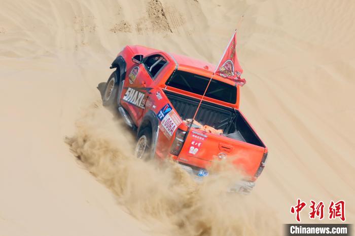 圖為高原沙漠機(jī)車越野挑戰(zhàn)賽現(xiàn)場?！≠F南縣委宣傳部供圖
