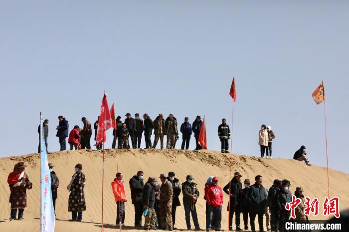 圖為來自各地的觀眾觀看比賽?！≠F南縣委宣傳部供圖