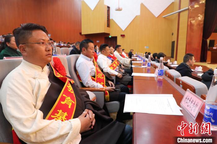 圖為玉樹州民族團結(jié)進步創(chuàng)建工作推進會現(xiàn)場?！『F龍 攝