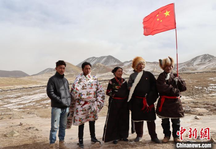 圖為青海省治多縣索加鄉(xiāng)干部群眾。(資料圖) 治多縣委宣傳部 供圖