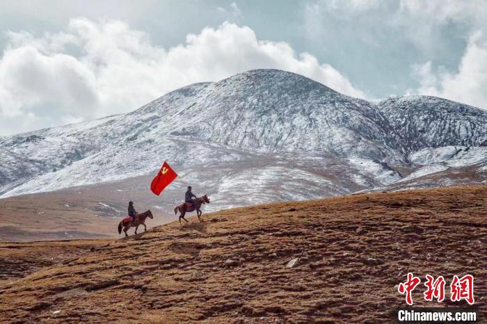 圖為青海省治多縣索加鄉(xiāng)干部群眾。(資料圖) 治多縣委宣傳部 供圖