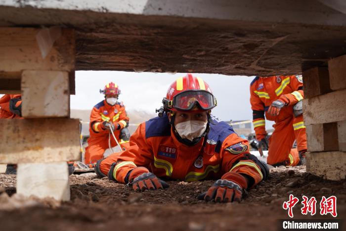 圖為地震實(shí)戰(zhàn)拉動現(xiàn)場，參演人員正在進(jìn)行頂撐救援項(xiàng)目。　玉樹消防供圖