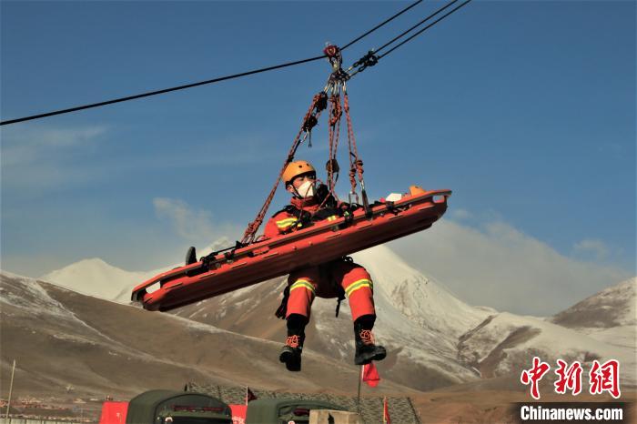 圖為地震實(shí)戰(zhàn)拉動現(xiàn)場，參演人員正在進(jìn)行懸崖救助項(xiàng)目?！∮駱湎拦﹫D