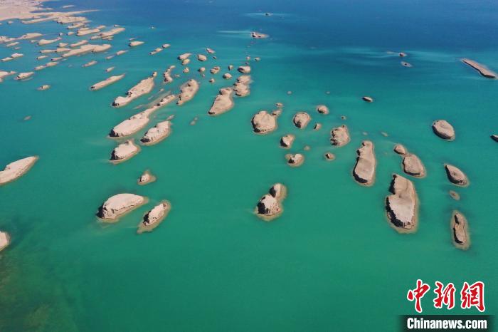 航拍青海大柴旦烏素特水上雅丹奇特景觀?！●R銘言 攝