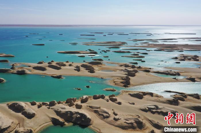 航拍青海大柴旦烏素特水上雅丹奇特景觀?！●R銘言 攝