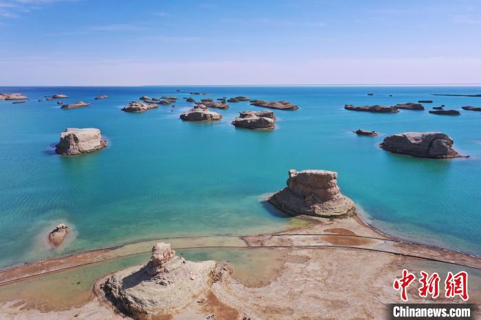 航拍青海大柴旦烏素特水上雅丹奇特景觀?！●R銘言 攝