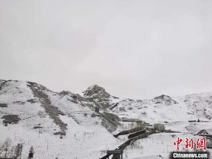 圖為青海省東南部的青沙山區(qū)域銀裝素裹?！?zhí)砀?攝