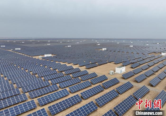 圖為航拍青海省海南藏族自治州共和縣塔拉灘光伏產(chǎn)業(yè)園。　祁增蓓 攝