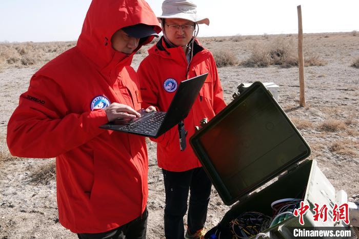格爾木草地站，青藏科考隊(duì)員采集觀測數(shù)據(jù)?！?lt;a target='_blank' href='/'><p  align=