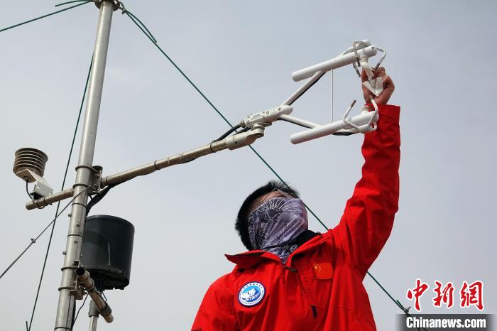 格爾木草地站，青藏科考隊(duì)員維護(hù)科研設(shè)備?！?lt;a target='_blank' href='/'><p  align=