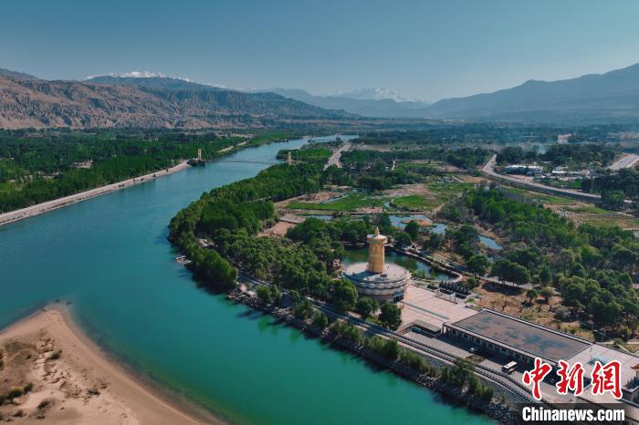 航拍青海貴德黃河岸畔綠意濃濃?！≮w凜松 攝