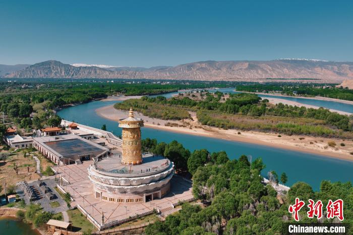 航拍青海貴德黃河岸畔綠意濃濃?！≮w凜松 攝
