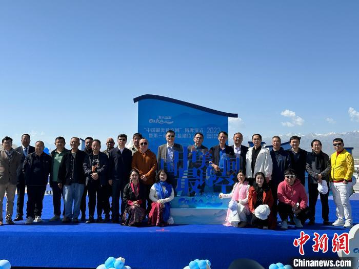 圖為國內(nèi)眾多詩人在茶卡鹽湖景區(qū)合影?！⒀?攝